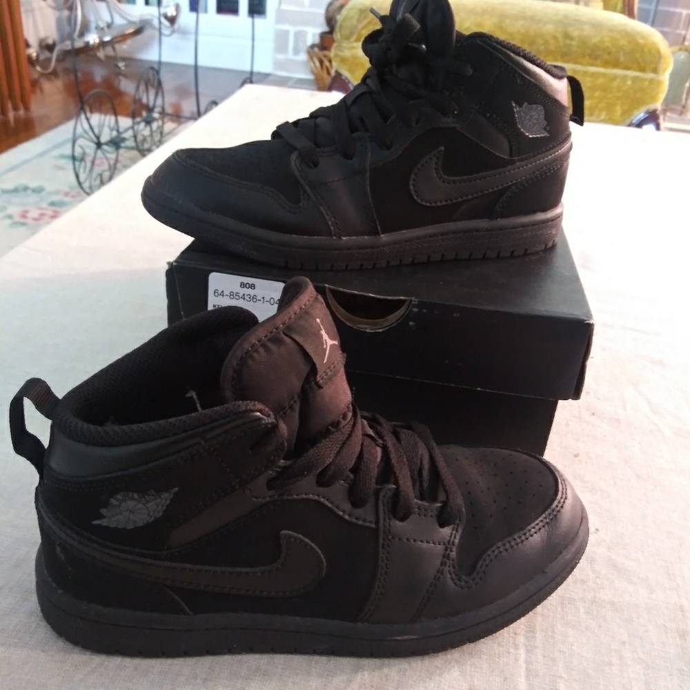 Black Jordan 1 MID (PS)
